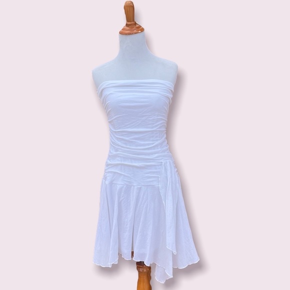 Hot Kiss Dresses & Skirts - White strapless Hot Kiss y2k ruched mini dress